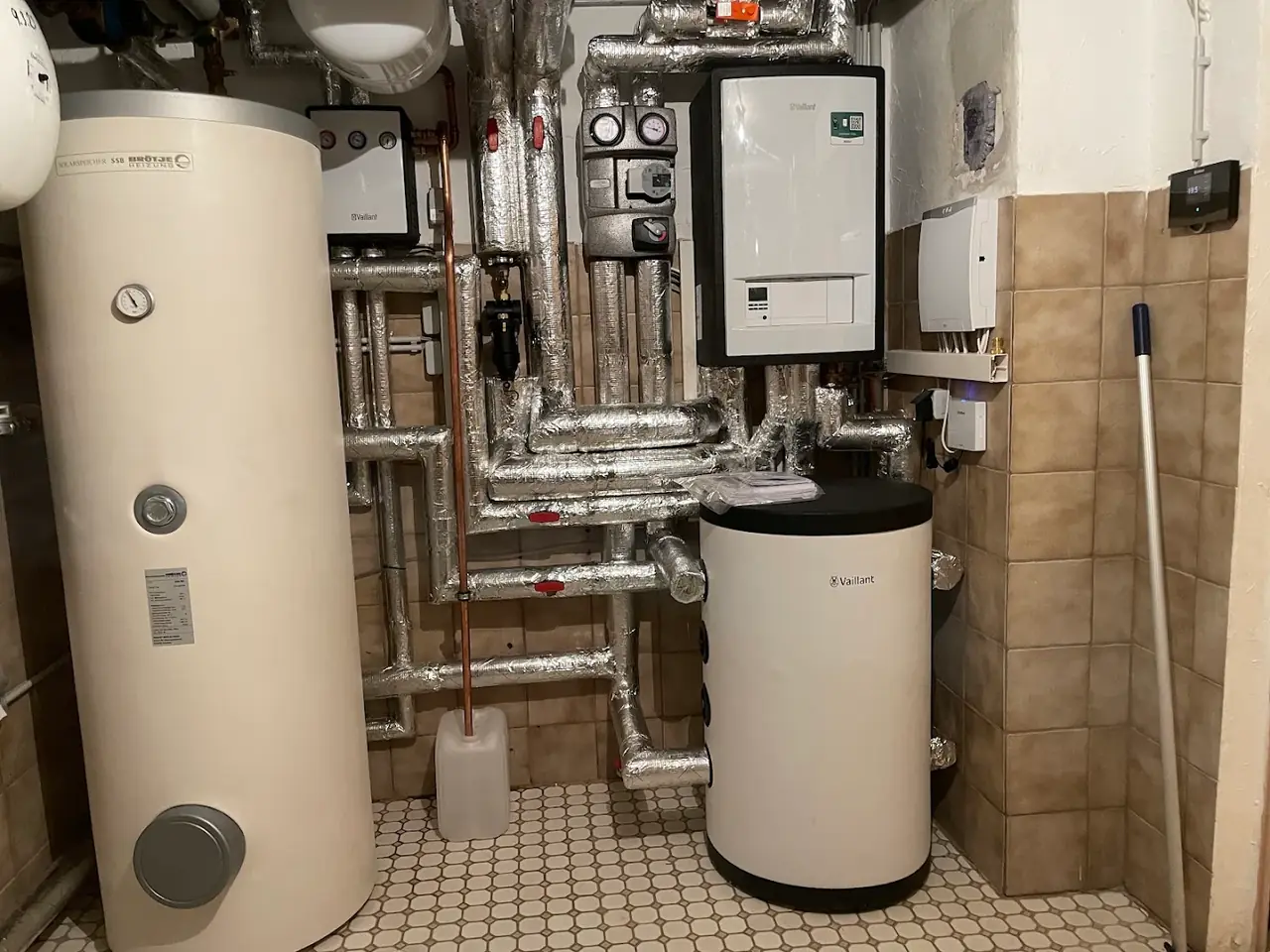 Von einem Partner-Meisterbetrieb in Bayern installierte Anlage: Warmwasserspeicher & Hydraulik im Technikraum