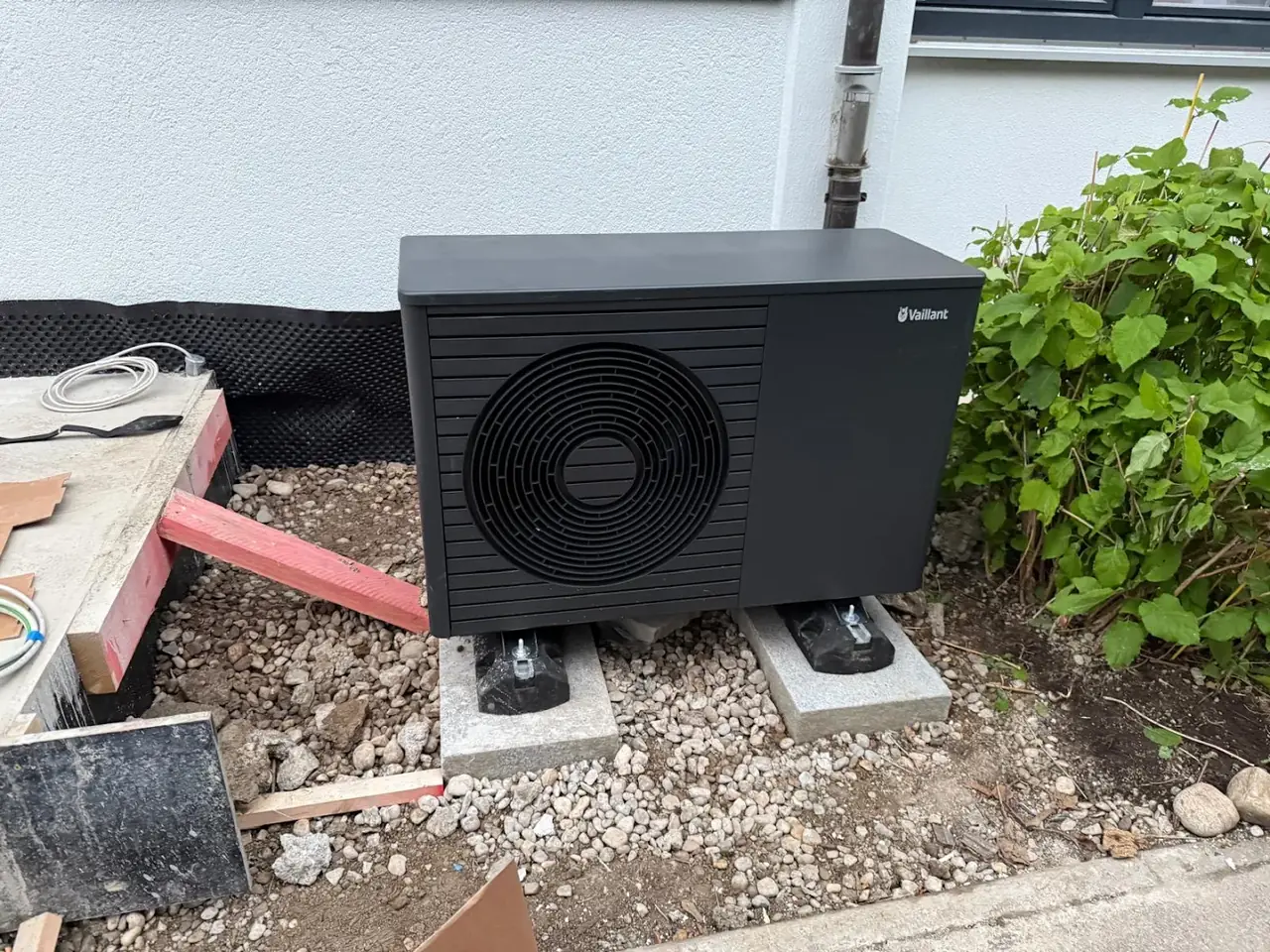 Von einem Partner-Meisterbetrieb in Bayern installierte Anlage: Wärmepumpe · Außeneinheit am Haus