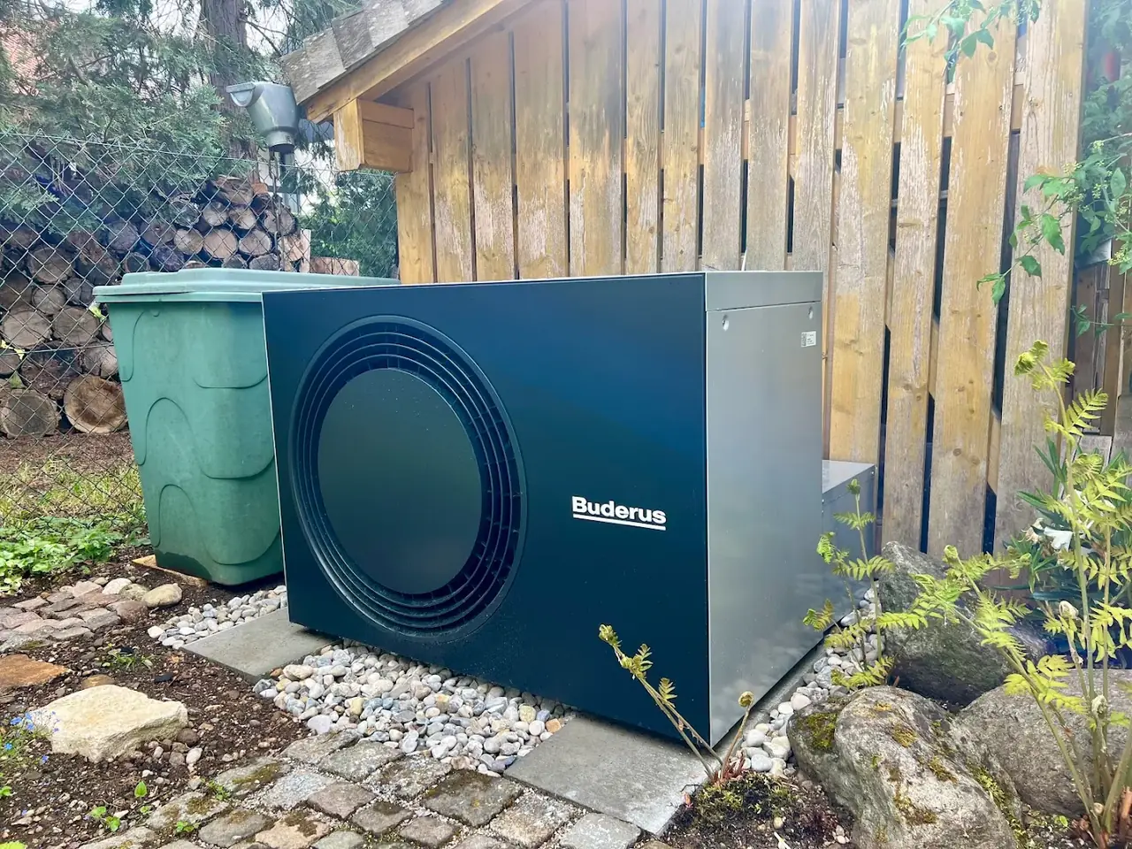 Von einem Partner-Meisterbetrieb in Bayern installierte Anlage: Wärmepumpe · Aufstellung im Garten